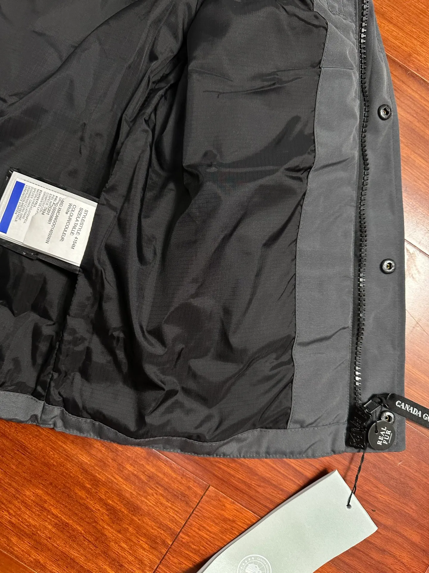 P520 Canada Goose down vest, dark gray and versatile, warm and stylish, easily adaptable to many styles, great for layering in autumn and winter~ There is only one protagonist in autumn and winter every year, and that is the goose. Any other category is a supporting role. Super stylish, simple and versatile, a must-buy item in autumn and winter. This excellent down vest can be freely layered with various clothes, it can be worn with T-shirts, sweaters, sweaters, and thin cotton, and it is made of wear-resistant fabric without being pretentious! Color: black, gray, white Size: XS, S, M, L, XL, XXL